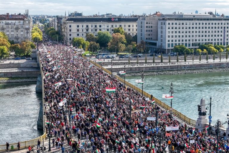 Предизборен сблъсък: Орбан и опозицията мобилизираха Унгария на националния празник Предизборен сблъсък: Орбан и опозицията мобилизираха Унгария на националния празник