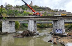 С тежка техника почистват коритото на Янтра във Велико Търново след критичното покачване на водите