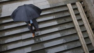 Времето през уикенда: Дъжд, сняг в планините и нахлуване на по-студен въздух