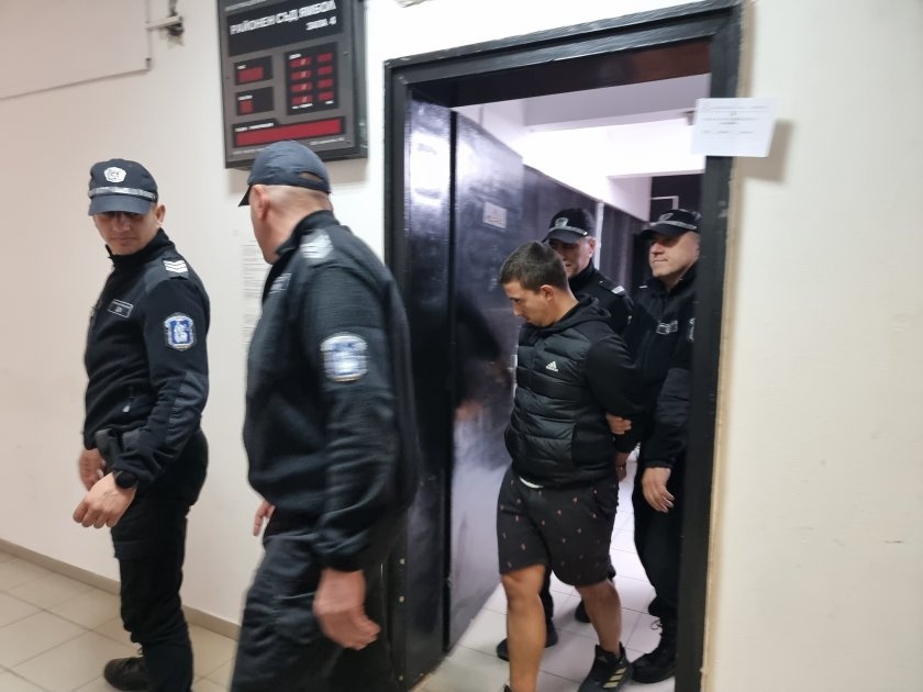 Ямболският съд остави в ареста младежа, ранил 5-годишно дете с въздушен пистолет Ямболският съд остави в ареста младежа, ранил 5-годишно дете с въздушен пистолет