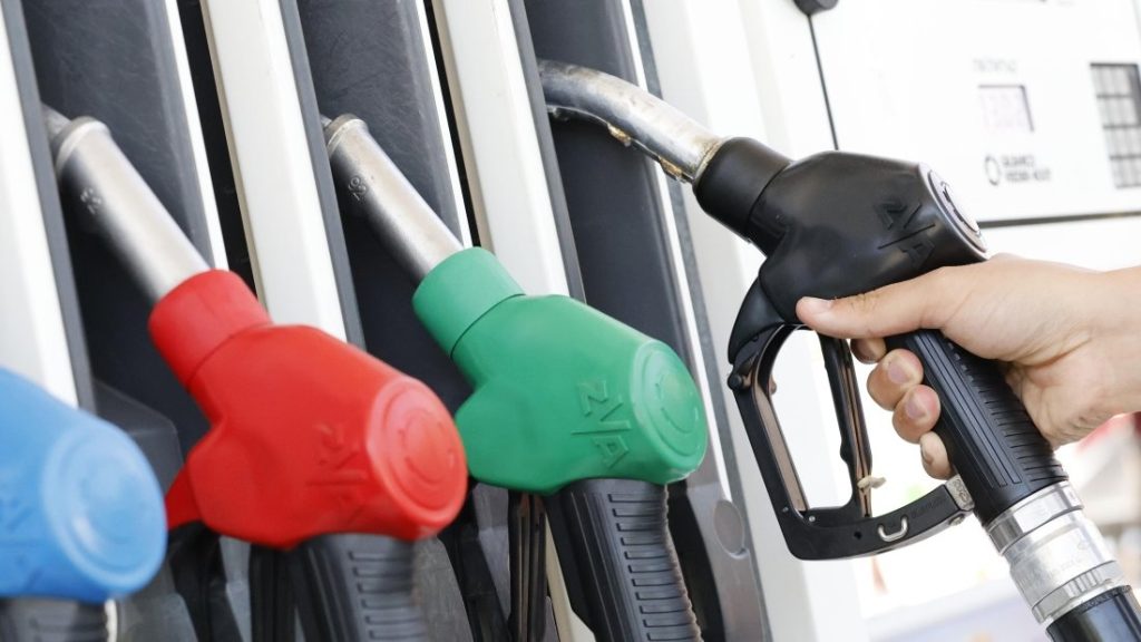 Пазарът на горива в България: Няма сътресения въпреки новите санкции на САЩ, но ключовото решение за “Лукойл” предстои Пазарът на горива в България: Няма сътресения въпреки новите санкции на САЩ, но ключовото решение за “Лукойл” предстои