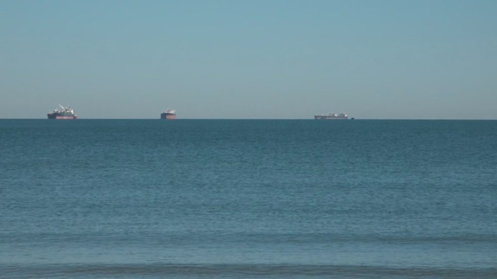 Бургас мирише на нефт: Институциите обясняват дискомфорта със смяна на температурите Бургас мирише на нефт: Институциите обясняват дискомфорта със смяна на температурите