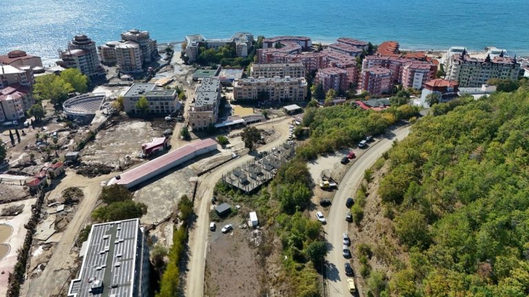 Извънреден мониторинг продължава: Водата в Елените и Свети Влас все още е негодна за пиене