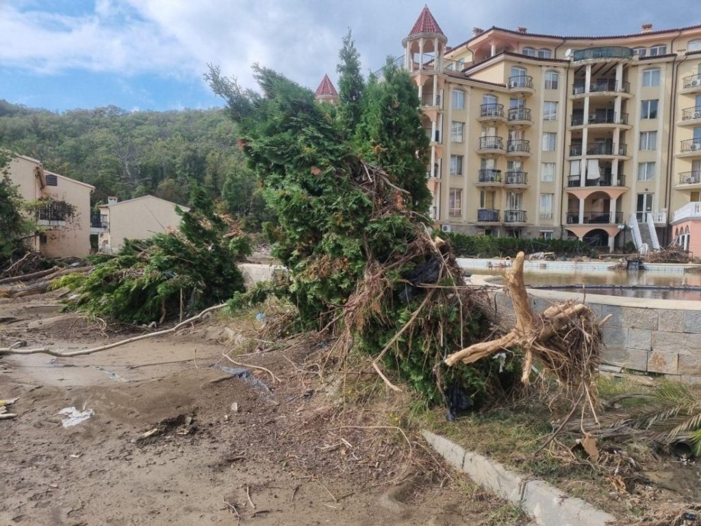 Масови нарушения по Черноморието: Отпадъци и незаконно строителство пречат на проводимостта на деретата Масови нарушения по Черноморието: Отпадъци и незаконно строителство пречат на проводимостта на деретата