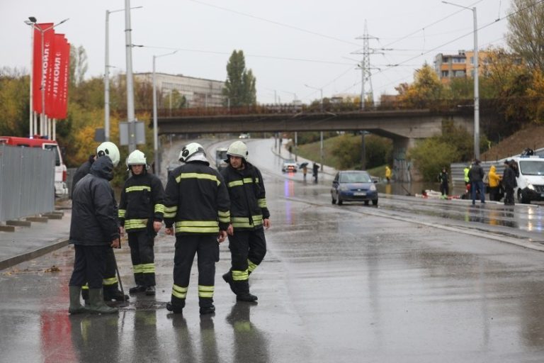 Движението по „Шипченски проход“ и „Асен Йорданов“ е възстановено след наводнения
