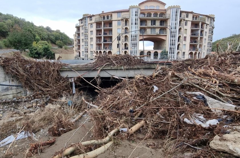 Месец след потопа в „Елените“: Липсва документация, а проверките разкриват застроени дерета по цялото Черноморие Месец след потопа в „Елените“: Липсва документация, а проверките разкриват застроени дерета по цялото Черноморие