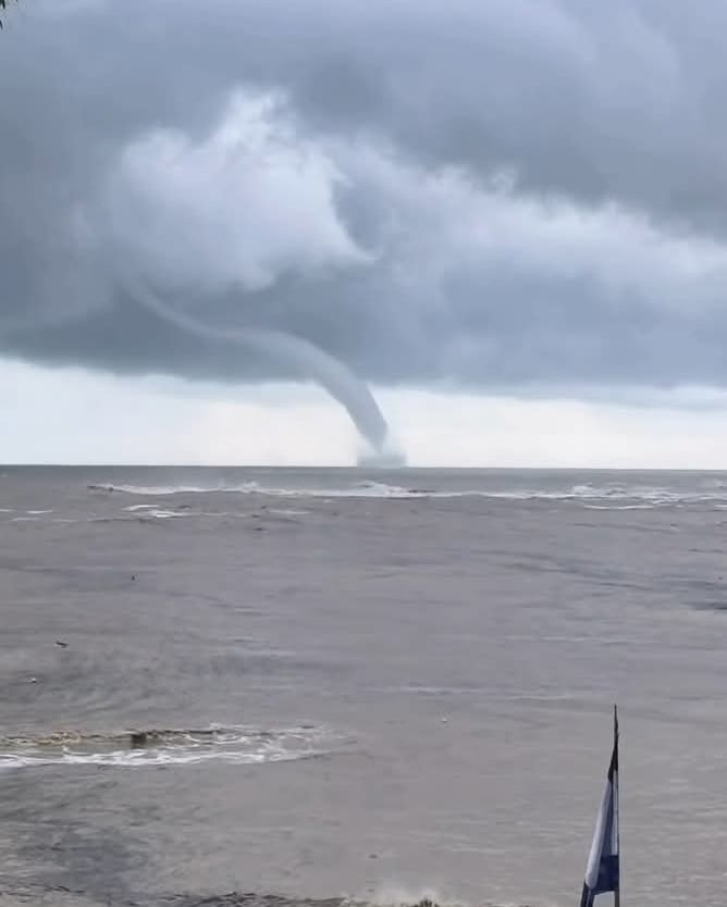 Бедствено положение в Царево след рекорден порой и воден смерч