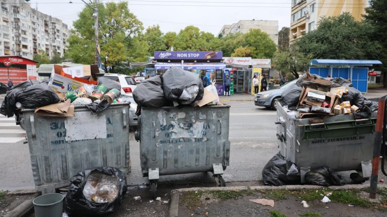Столична община организира сборни пунктове за доброволци в кризисната операция по сметосъбирането в „Люлин“ и „Красно село“ Столична община организира сборни пунктове за доброволци в кризисната операция по сметосъбирането в „Люлин“ и „Красно село“