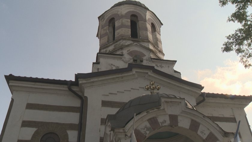 „Това е нашият свещеник, искаме си го“: Жители на Челопечене протестират срещу преместването на отец Николай Пенев „Това е нашият свещеник, искаме си го“: Жители на Челопечене протестират срещу преместването на отец Николай Пенев