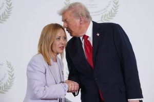 Джорджа Мелони – звездата на срещата в Шарм ел Шейх: Тръмп я нарече красива, Ердоган я съветва да спре цигарите