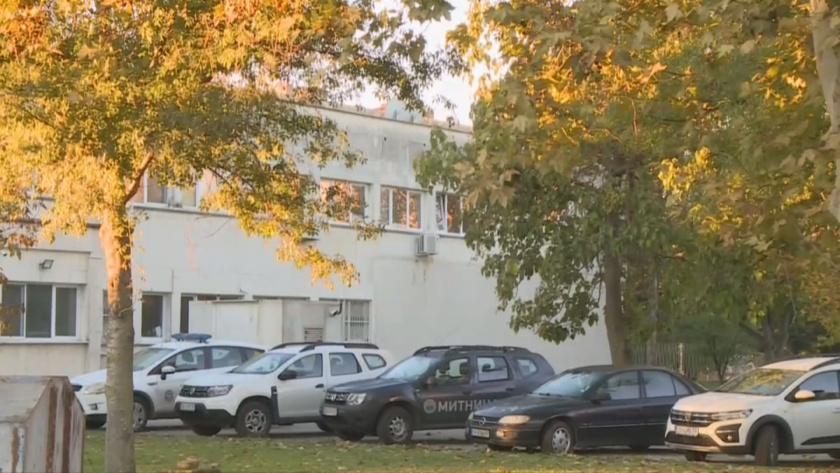 Арестуваха шефа на митницата в Русе Пламен Минков и още двама служители след мащабна акция на ГДБОП Арестуваха шефа на митницата в Русе Пламен Минков и още двама служители след мащабна акция на ГДБОП