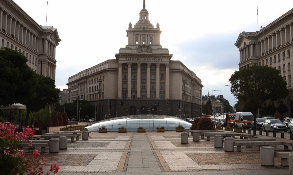 Трус във властта: ГЕРБ спира кворума, ДПС заяви готовност за преформатиране на кабинета Трус във властта: ГЕРБ спира кворума, ДПС заяви готовност за преформатиране на кабинета