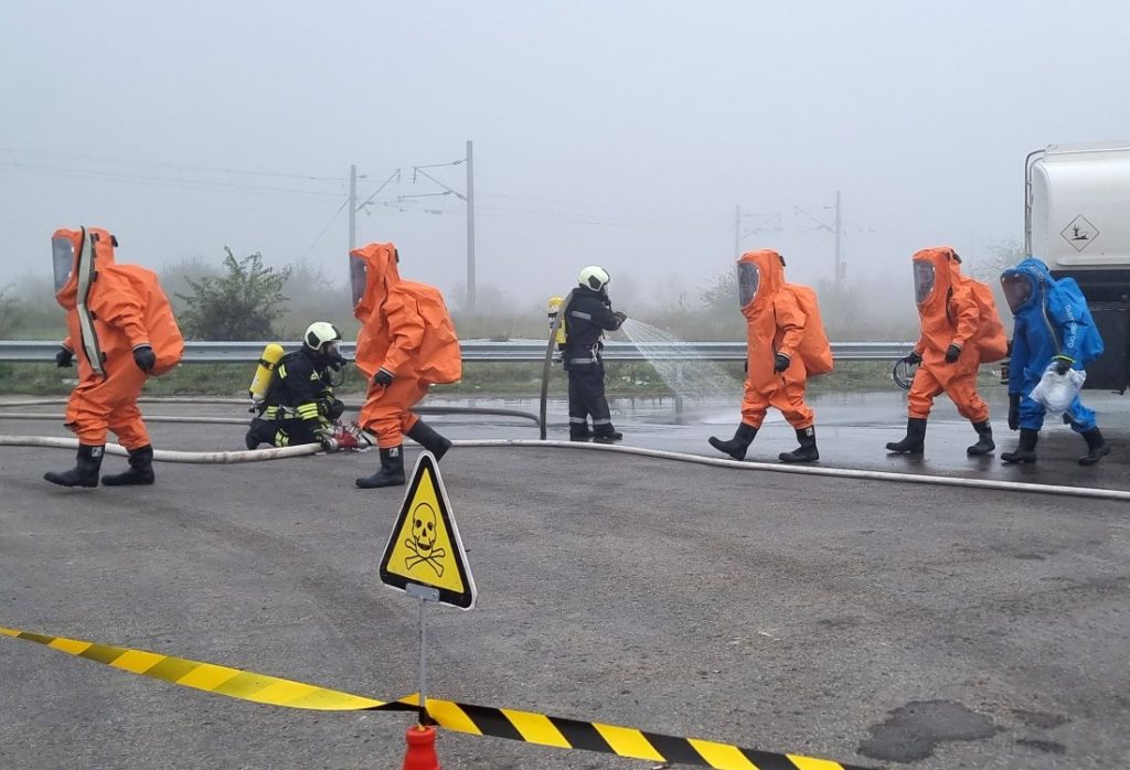 Мащабно учение край Варна: Симулация на катастрофа с 30 тона сярна киселина и пострадал шофьор Мащабно учение край Варна: Симулация на катастрофа с 30 тона сярна киселина и пострадал шофьор
