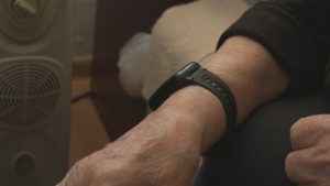 Кюстендил въведе умни гривни за денонощно наблюдение на самотно живеещи и хора с увреждания