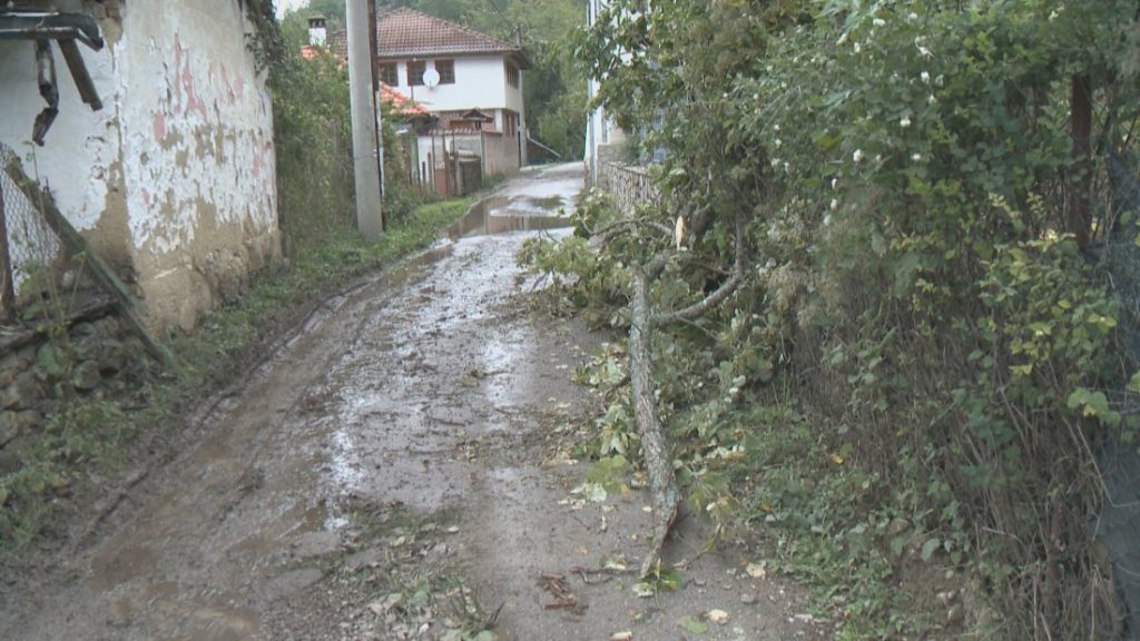 Тежка остава ситуацията в Трънско: Села са без ток от четвъртък, бедственото положение продължава