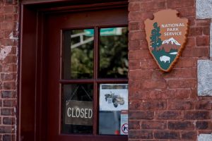 Правителствената блокада в САЩ навлиза във втори ден, Белият дом заплашва с масови съкращения