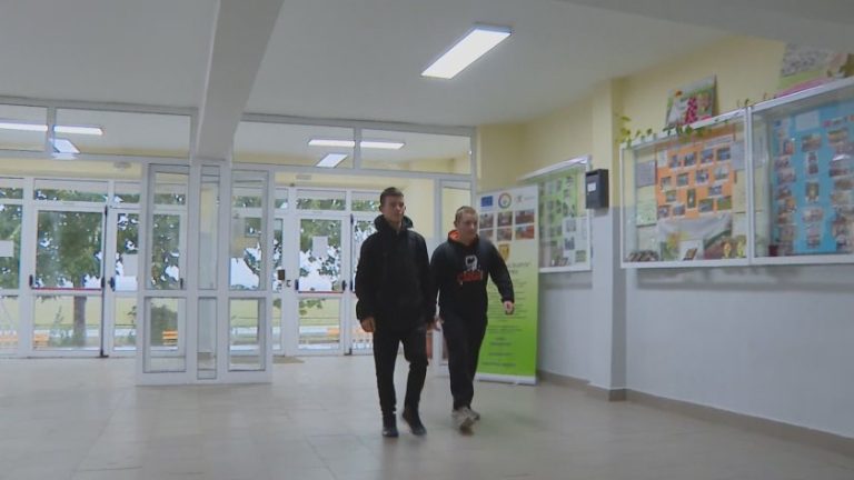 Честен пример: Десетокласници в Исперих намериха и върнаха портмоне с документи и пари Честен пример: Десетокласници в Исперих намериха и върнаха портмоне с документи и пари