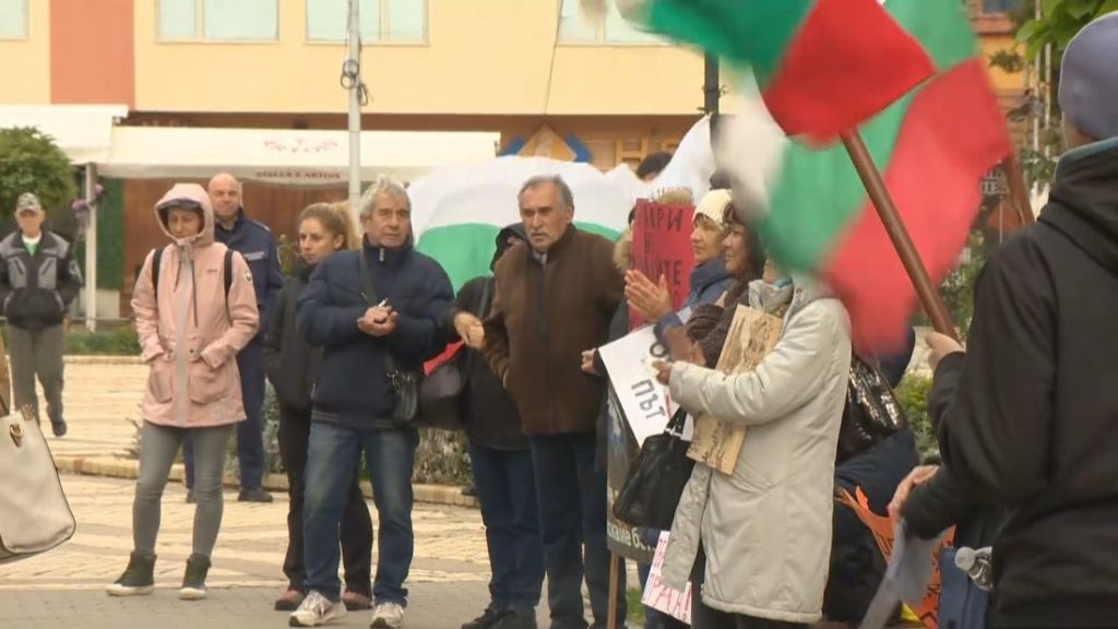 Жители на Елин Пелин протестират: Страх от екокатастрофа заради застрояване на река Габра Жители на Елин Пелин протестират: Страх от екокатастрофа заради застрояване на река Габра