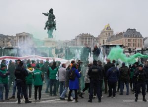 Франция в пламъци: Синдикати обявиха тотална блокада срещу бюджетните съкращения