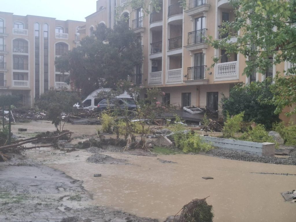 Обстановката в Бургаско постепенно се нормализира: Водни нива надхвърлиха 1 метър в Елените, 87 души са евакуирани