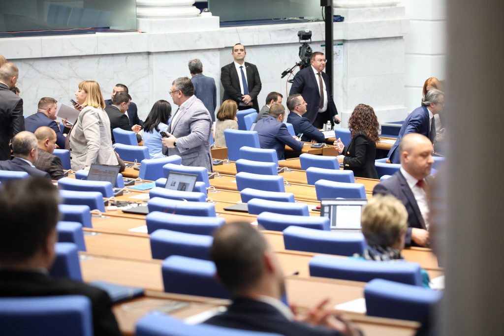 Наводненията в НС: Борисов иска събаряне на незаконни сгради, опозицията обвинява '30 години мутри'