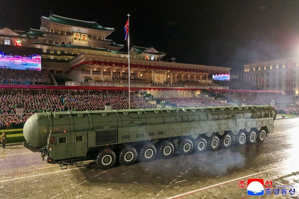 Северна Корея показа „най-мощната“ си ракета на парад за 80-годишнината на Работническата партия