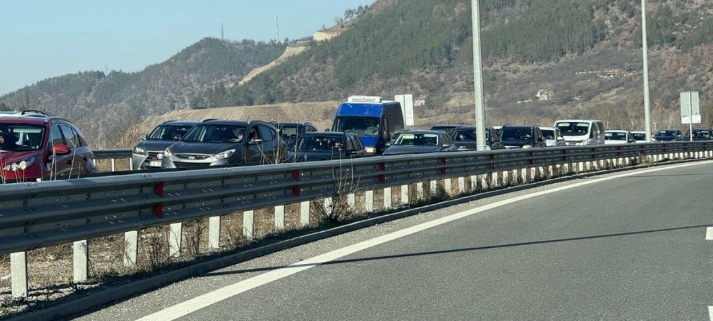 Внимание на пътя: Променят движението по АМ „Струма“ до 17 октомври заради ремонт на отводняването Внимание на пътя: Променят движението по АМ „Струма“ до 17 октомври заради ремонт на отводняването