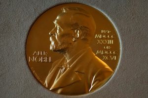 Творческото разрушение носи Нобел за икономика: Отличиха трима изследователи за обяснението на иновационния растеж