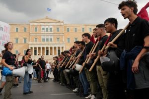 Гърция е блокирана: Държавните служители излизат на 24-часова стачка срещу 13-часовия работен ден