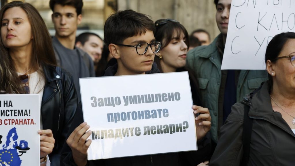 „Погребението на едно бъдеще“: Млади лекари излизат на протест пред Здравното министерство „Погребението на едно бъдеще“: Млади лекари излизат на протест пред Здравното министерство