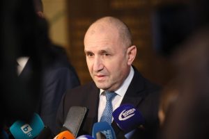 В знак на солидарност: Румен Радев обяви, че от 20 октомври пътува с личния си автомобил