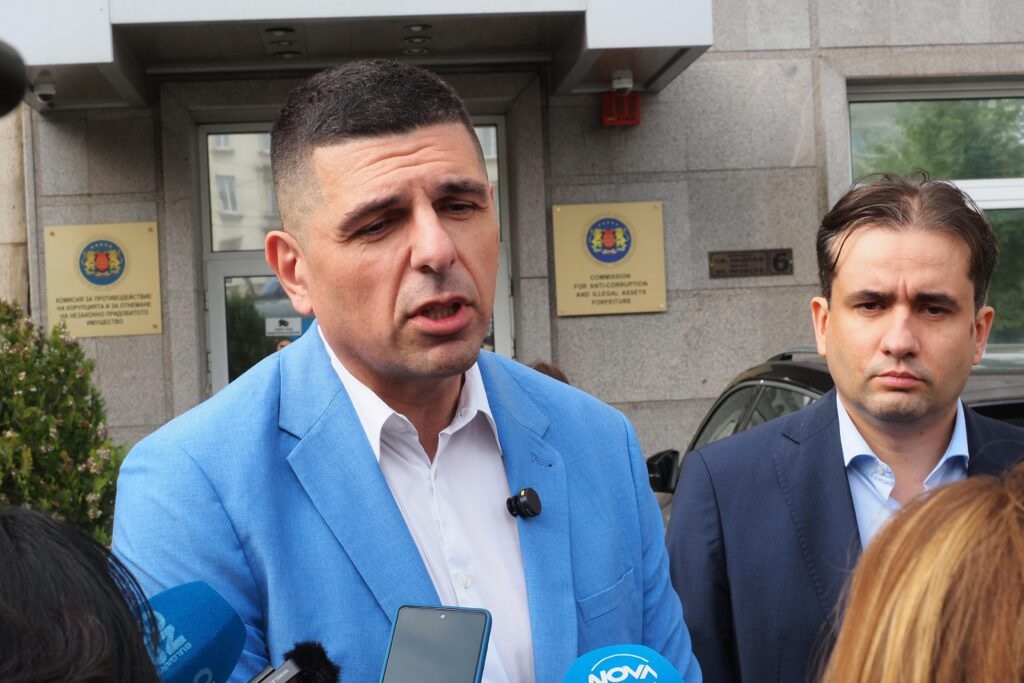 Ивайло Мирчев: Борисов връчи мандата за управление на Пеевски, признавайки, че 'го изяде' Ивайло Мирчев: Борисов връчи мандата за управление на Пеевски, признавайки, че 'го изяде'