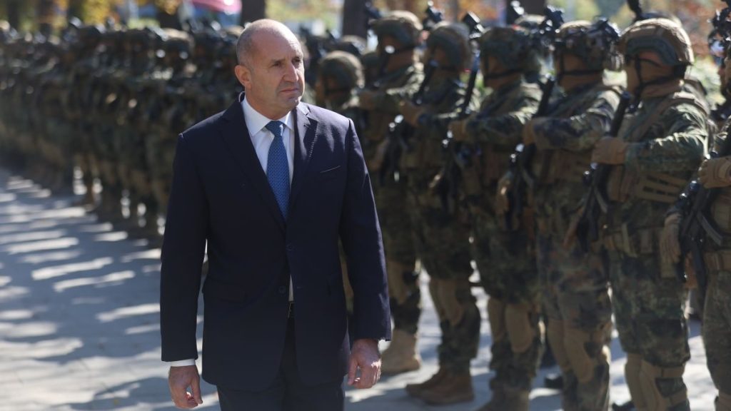 Президентът Радев почете военните парашутисти и 81 години от първия боен ден на дружината Президентът Радев почете военните парашутисти и 81 години от първия боен ден на дружината