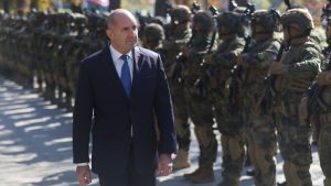 Президентът Радев почете военните парашутисти и 81 години от първия боен ден на дружината