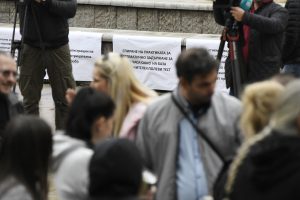 Протест пред НС: Граждани настояват за спешни промени заради фалшиви положителни резултати от полевите тестове