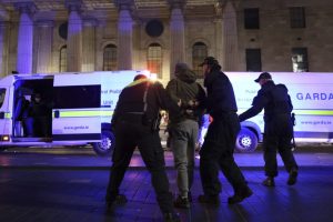 Нова нощ на размирици в Дъблин: Полицията е атакувана, подпален е автомобил пред хотел за търсещи убежище