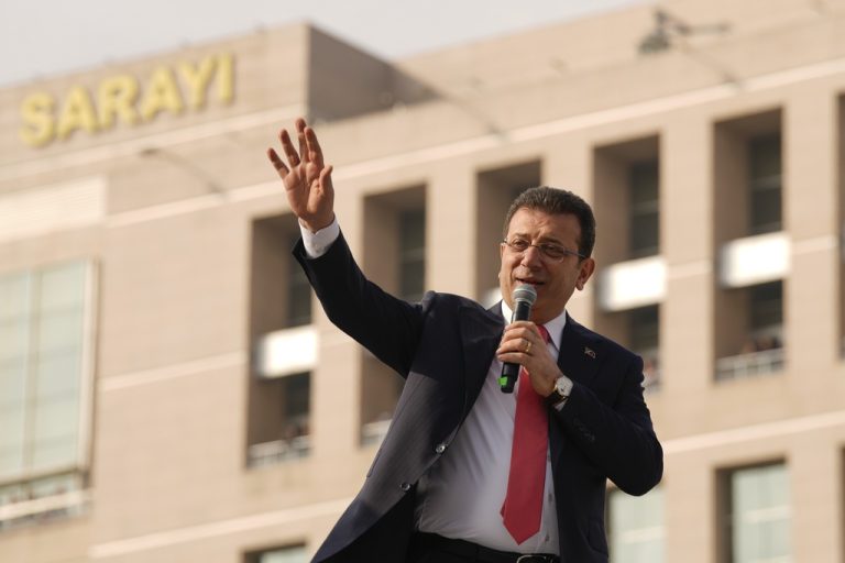 Екрем Имамоглу е арестуван за политически шпионаж: 'Дори да съм запалил Рим е по-истинско' Екрем Имамоглу е арестуван за политически шпионаж: 'Дори да съм запалил Рим е по-истинско'