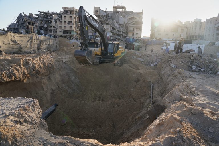 Египет и Червеният кръст търсят телата на заложници в Газа: Обменът продължава на фона на обвинения в изтезания