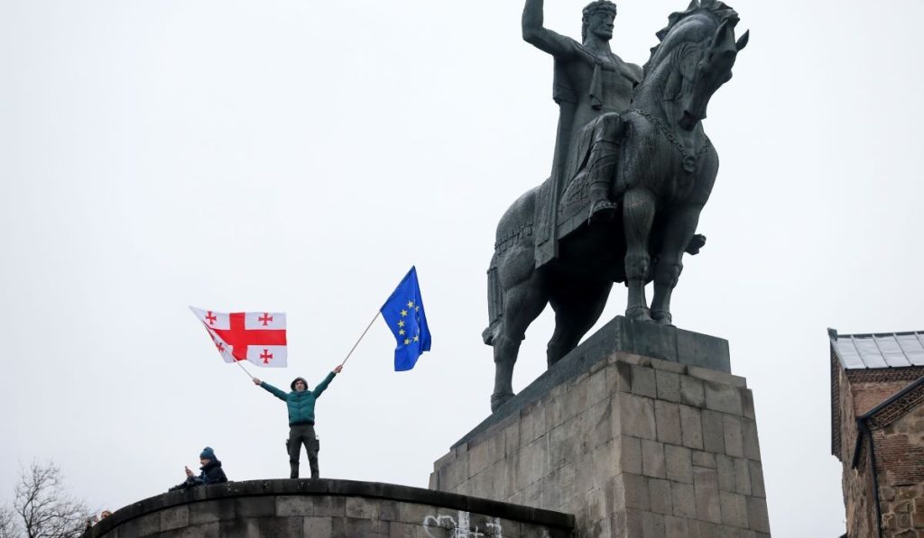 „Грузинска мечта“ поиска забрана на трите основни опозиционни партии: Критици предупреждават за управление чрез терор „Грузинска мечта“ поиска забрана на трите основни опозиционни партии: Критици предупреждават за управление чрез терор