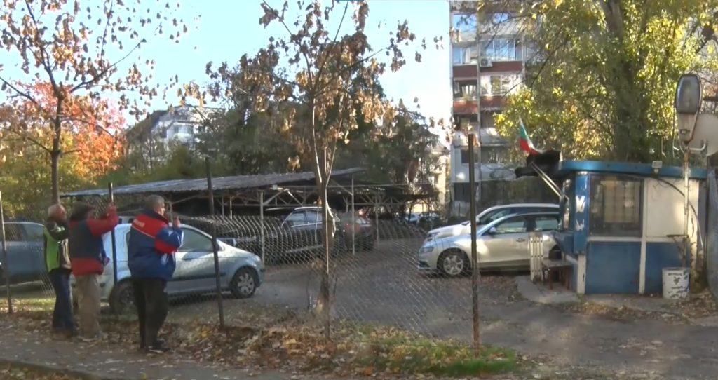 Акция в „Витоша“: Общината премахна ограда на незаконен паркинг след 30-годишен спор Акция в „Витоша“: Общината премахна ограда на незаконен паркинг след 30-годишен спор
