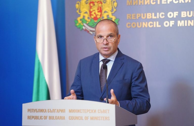 Караджов уволни 4-ма шефове в ДАИ след корупционния скандал, въвежда боди камери и ротация Караджов уволни 4-ма шефове в ДАИ след корупционния скандал, въвежда боди камери и ротация