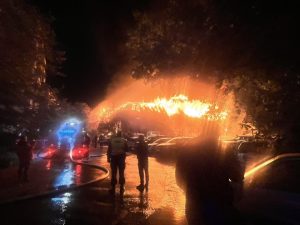 Мащабен пожар в "Гоце Делчев": Срути се сграда, над 20 автомобила са унищожени