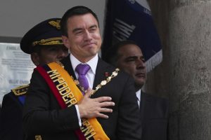 Атака срещу президента Нобоа: 500 души замерваха кортежа с камъни и тухли, властите говорят за опит за покушение