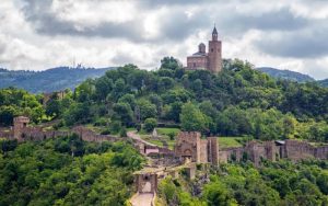 Каменопад от крепостта "Трапезица" затвори пътя Велико Търново – Горна Оряховица