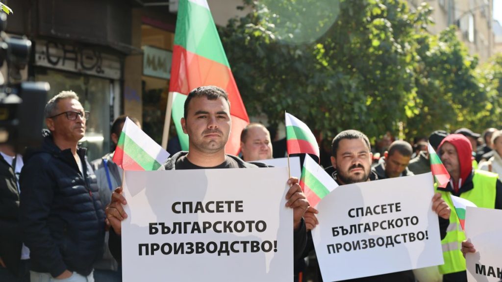 Протест в София: Земеделци подкрепиха министър Тахов и поискаха край на дискриминацията и ваксинациите Протест в София: Земеделци подкрепиха министър Тахов и поискаха край на дискриминацията и ваксинациите