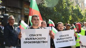 Протест в София: Земеделци подкрепиха министър Тахов и поискаха край на дискриминацията и ваксинациите