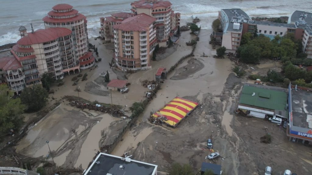 Водата в Елените е негодна за пиене: Бедственото положение се удължава, разследват се нерегламентирани корекции на реката Водата в Елените е негодна за пиене: Бедственото положение се удължава, разследват се нерегламентирани корекции на реката