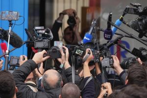 Себастиан Льокорню отново премиер: Опозицията готви вот на недоверие, докато бюджетът за 2026 г. виси на косъм