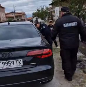Акция срещу вот в Огняново: Задържаха двама с „Порше“ и „Ауди“ в ромската махала след час заключване