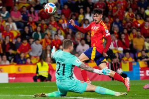 „Вратар и нищо друго“: Испанските медии сравняват настоящия ни отбор с този на Стоичков от 90-те